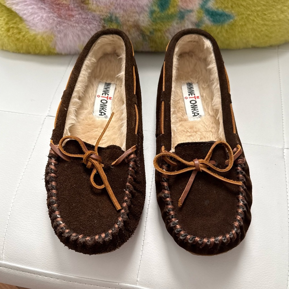 Minnetonka Women's Cally Hardsole Moccasin in Chocolate sz: 6